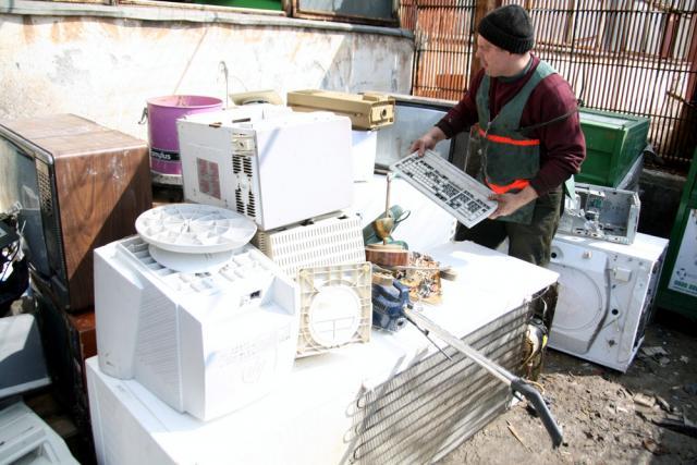 Peste 65% din românii din mediul urban nu ştiu despre existenţa unui punct de colectare selectivă a aparatelor electrice defecte