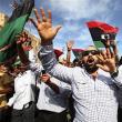 Mii de persoane au celebrat pe străzile din Tripoli moartea lui Muammar Kadhafi: Foto: Reuters