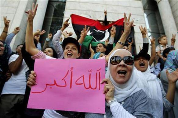 Mii de persoane au celebrat pe străzile din Tripoli moartea lui Muammar Kadhafi: Foto: Reuters