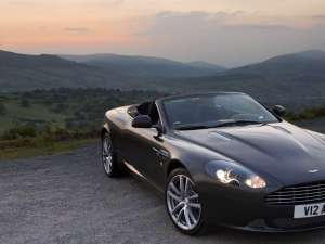 Aston Martin optimizează estetic și dinamic familia sportivului DB9