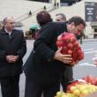 Preşedintele CJ, Gheorghe Flutur, a cumpărat un sac cu mere