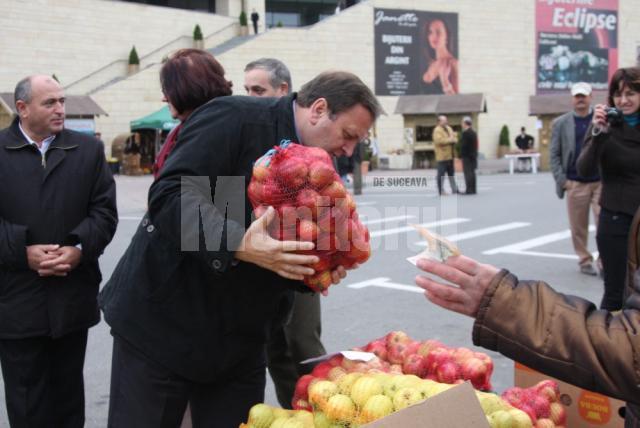 Preşedintele CJ, Gheorghe Flutur, a cumpărat un sac cu mere