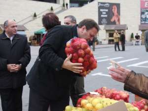 Prezent la deschiderea târgului, Gheorghe Flutur, a cumpărat un sac de mere