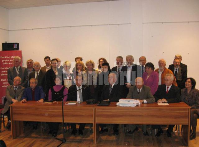 Fotografie de grup - Juriul şi laureaţii celei de-a XVII-a ediţii a Premiilor Fundaţiei Culturale a Bucovinei