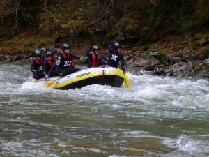 Apa mică şi frigul nu au împiedicat desfăşurarea primei ediţii din acest an a concursului de river rafting pe râul Bistriţa
