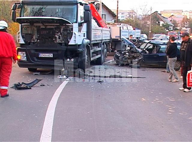 Şoferul autoturismului Skoda a pierdut controlul asupra volanului şi s-a izbit într-un camion care transporta saci din ciment