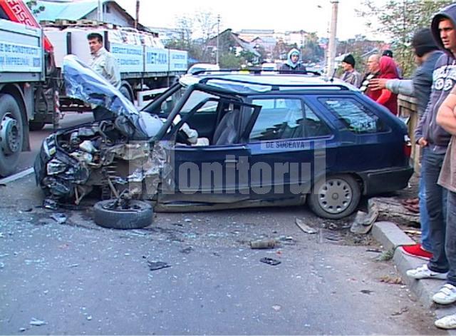 Şoferul autoturismului a suferit leziuni serioase, fiind transportat de urgenţă la Spitalul Judeţean Suceava
