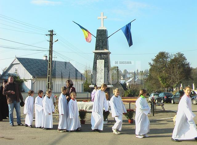 Ceremonialul depunerii de coroane de către Asociaţia “Cultul Eroilor” Suceava şi Organizaţia Judeţeană a UNPR Suceava