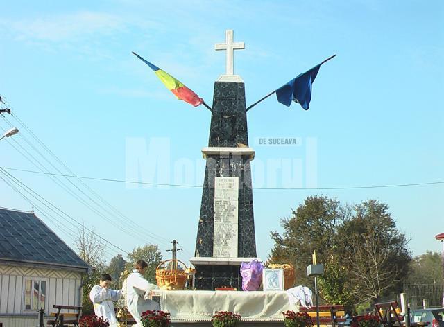 Ceremonialul depunerii de coroane de către Asociaţia “Cultul Eroilor” Suceava şi Organizaţia Judeţeană a UNPR Suceava