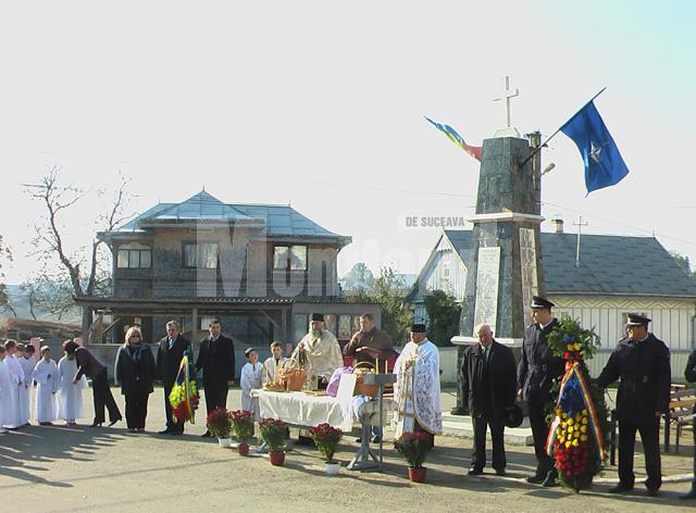 Ceremonialul depunerii de coroane de către Asociaţia “Cultul Eroilor” Suceava şi Organizaţia Judeţeană a UNPR Suceava