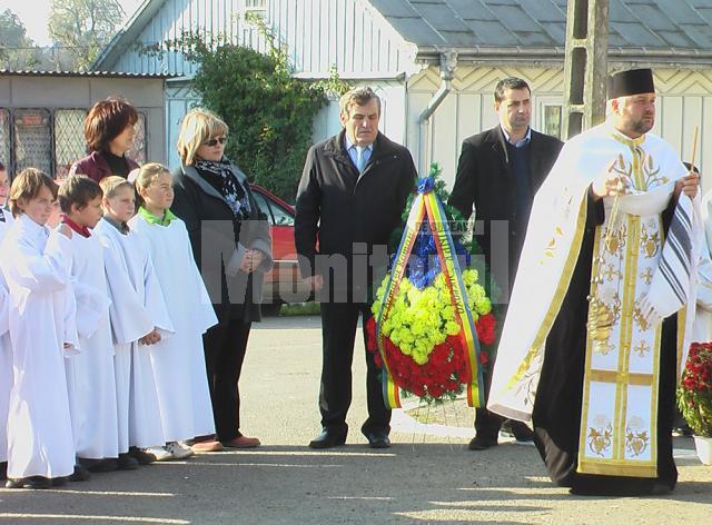 Ceremonialul depunerii de coroane de către Asociaţia “Cultul Eroilor” Suceava şi Organizaţia Judeţeană a UNPR Suceava