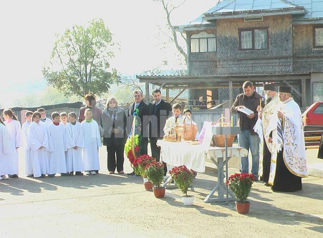 Ceremonialul depunerii de coroane de către Asociaţia “Cultul Eroilor” Suceava şi Organizaţia Judeţeană a UNPR Suceava