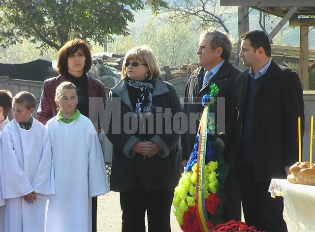 Ceremonialul depunerii de coroane de către Asociaţia “Cultul Eroilor” Suceava şi Organizaţia Judeţeană a UNPR Suceava