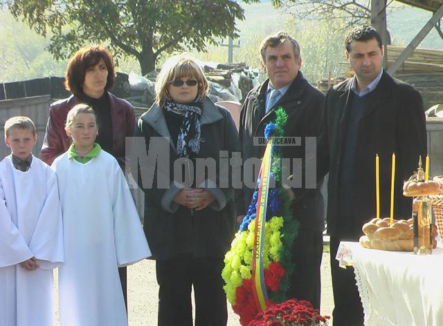 Ceremonialul depunerii de coroane de către Asociaţia “Cultul Eroilor” Suceava şi Organizaţia Judeţeană a UNPR Suceava