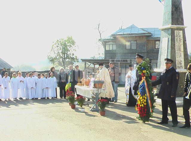 Ceremonialul depunerii de coroane de către Asociaţia “Cultul Eroilor” Suceava şi Organizaţia Judeţeană a UNPR Suceava