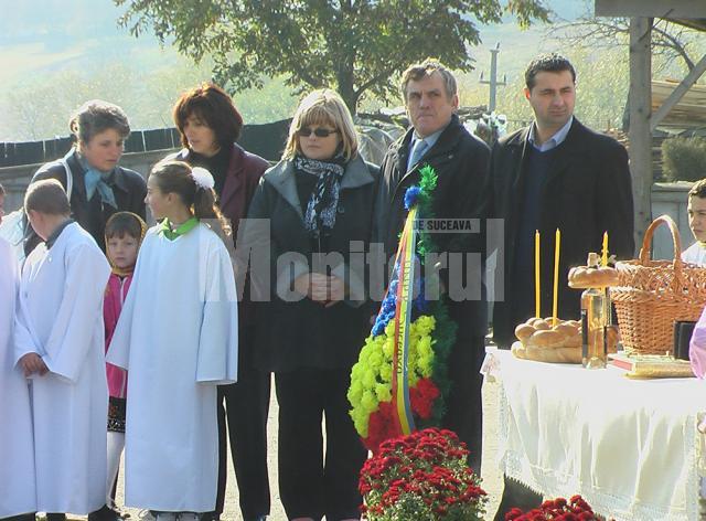 Ceremonialul depunerii de coroane de către Asociaţia “Cultul Eroilor” Suceava şi Organizaţia Judeţeană a UNPR Suceava