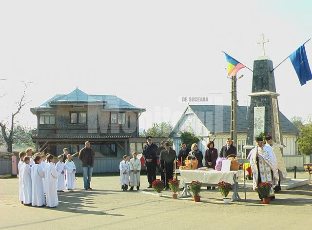 Ceremonialul depunerii de coroane de către Asociaţia “Cultul Eroilor” Suceava şi Organizaţia Judeţeană a UNPR Suceava