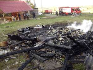 Bucătăria de vară a unei pensiuni din comuna Putna a fost mistuită de flăcări, marţi după-amiază