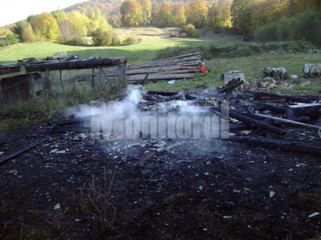 Bucătăria de vară a unei pensiuni din comuna Putna a fost mistuită de flăcări, marţi după-amiază
