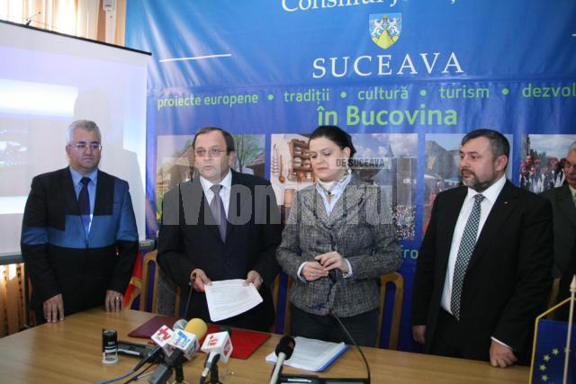 La semnarea contractului au fost prezenţi şi primarul Sucevei, Ion Lungu, şi deputatul Ioan Bălan