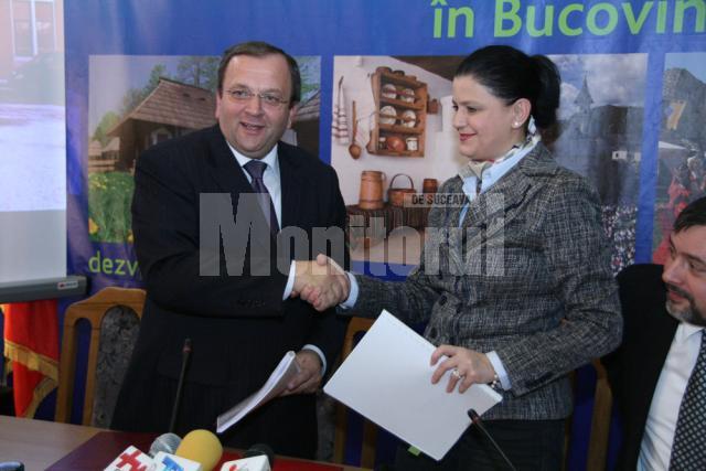 Gheorghe Flutur şi Anca Boagiu au semnat contractul de modernizare a Aeroportului „Ştefan cel Mare”