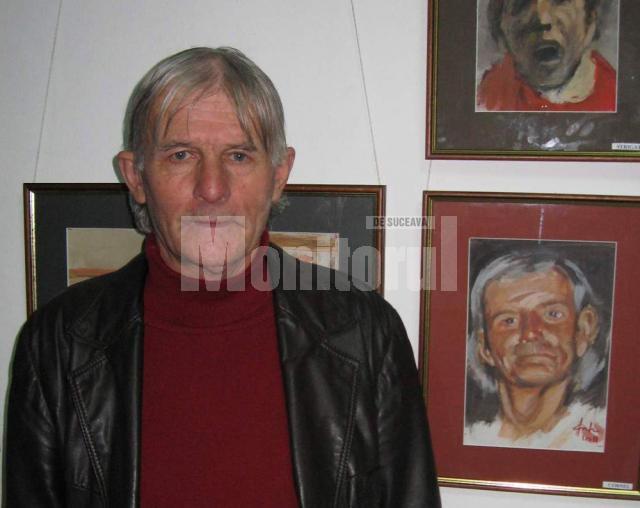 Cornel Dan lângă portretul realizat de Anton Costîn