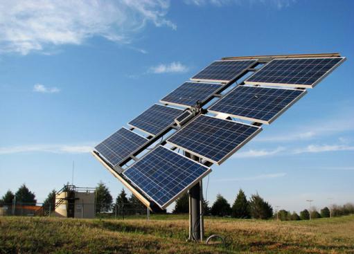 Celor care optează pentru instalarea panourilor solare li se asigură sprijin financiar de până la 6.000 de lei. Foto: tribuna.ro