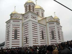 Lume adunată la sfinţirea bisericii aurite din Cajvana
