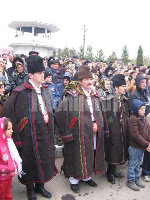Bărbaţi îmbrăcaţi după tradiţia populară