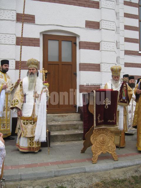 ÎPS Pimen, Arhiepiscopul Sucevei şi Rădăuţilor şi ÎPS Teodosie, Arhiepiscopul Tomisului la sfinţirea bisericii din Cajvana