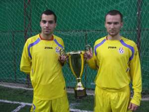 Sorin Nicoară (stânga) şi Ovidiu Bosancu (dreapta) au cucerit trofeul de campioni europeni la minifotbal