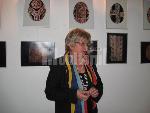 Elvira Romaniuc prezentând expoziţia