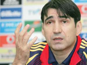 Victor Piţurcă spune că vrea să întinerească echipa naţională şi încearcă acum mai multe variante
