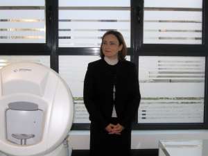 Dr. Anca Trifina, prezentând tehnologia din dotarea Centrului Oftalmologic Duo Stil