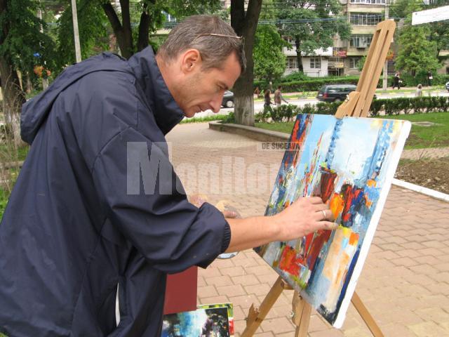 Carmel Georgescu, pictând în parc în municipiul Suceava