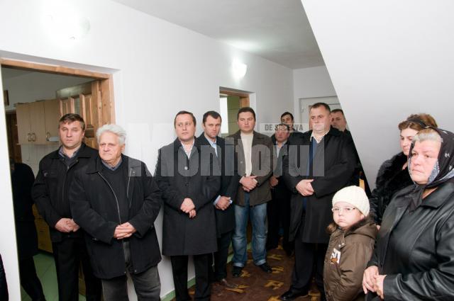 Un sobor de preoţi a sfinţit sâmbătă locuinţa în care s-a mutat familia Nicoară, împreună cu cei patru copii