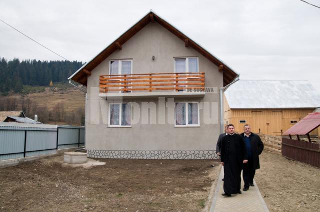 Un sobor de preoţi a sfinţit sâmbătă locuinţa în care s-a mutat familia Nicoară, împreună cu cei patru copii