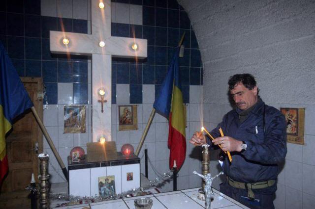 Anual, pe 4 decembrie, de Sfânta Varvara, la troiţă se organizează o slujbă de pomenire a celor morţi în accidentele din mina de uraniu. Foto: EVZ