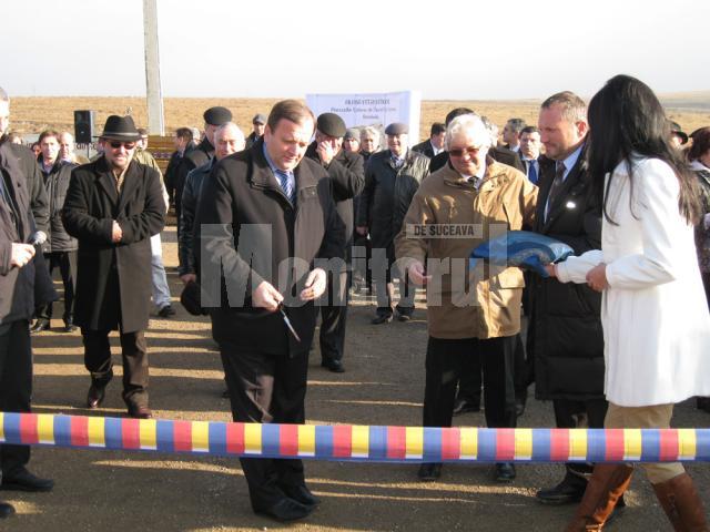 Preşedintele CJ Suceava, Gheorghe Flutur, şi directorul general al grupului francez, Bernard Esquirol, la tăierea panglicii inaugurale