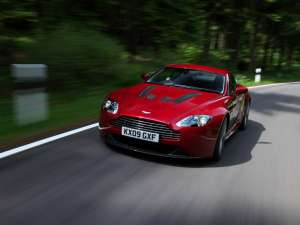 Aston Martin aduce noul Vantage V12