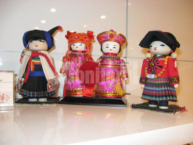 Exponate prezentate în expoziţia “Festivaluri şi Tradiţii Chinezeşti”