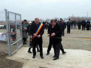 Gheorghe Flutur şi primarul  Hrincescu taie panglica inaugurală la staţia de epurare din Arbore