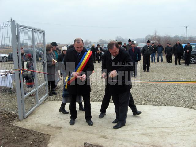 Gheorghe Flutur şi primarul  Hrincescu taie panglica inaugurală la staţia de epurare din Arbore