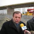 Gheorghe Flutur a inspectat, ieri, lucrările de reabilitare a podului de peste râul Suceava care face legătura între comunele Vereşti şi Udeşti