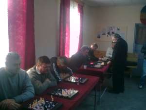 Mai tineri şi mai vârstnici au participat ieri la un simultan de şah susţinut de Mircea Raţă