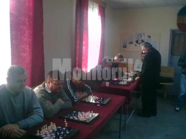Mai tineri şi mai vârstnici au participat ieri la un simultan de şah susţinut de Mircea Raţă