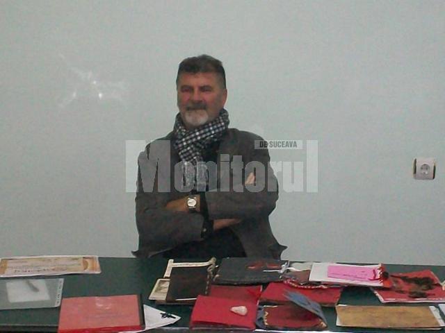 Graficianul Mihai Pînzaru PIM şi cărţile de poezie ale elevilor