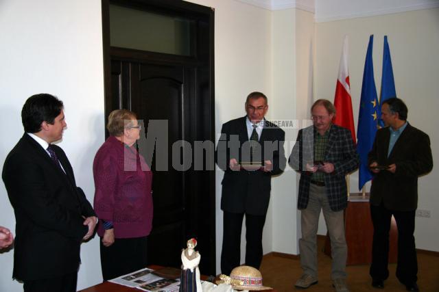 Oaspetii din Polonia au primit şi ei plachete aniversare