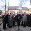 Organizatori şi invitaţi lângă bustul  scriitoarei Olga Kobylianska
