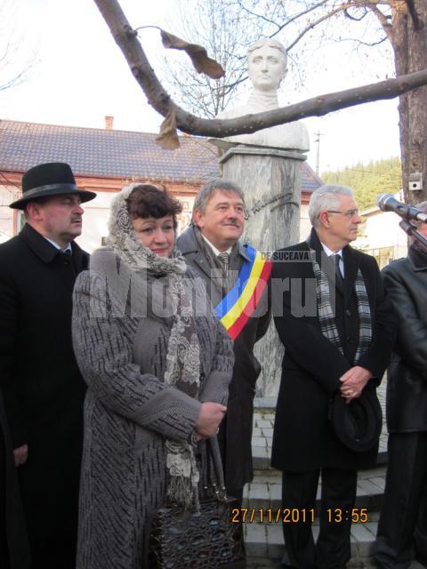 Organizatori şi invitaţi lângă bustul  scriitoarei Olga Kobylianska